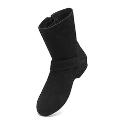 Rumpf 8855 schwarze West Coast Swing Stiefel in Wildledersohle, bis zur Wadenmitte, mit Riemen vorne auf weißem Hintergrund.