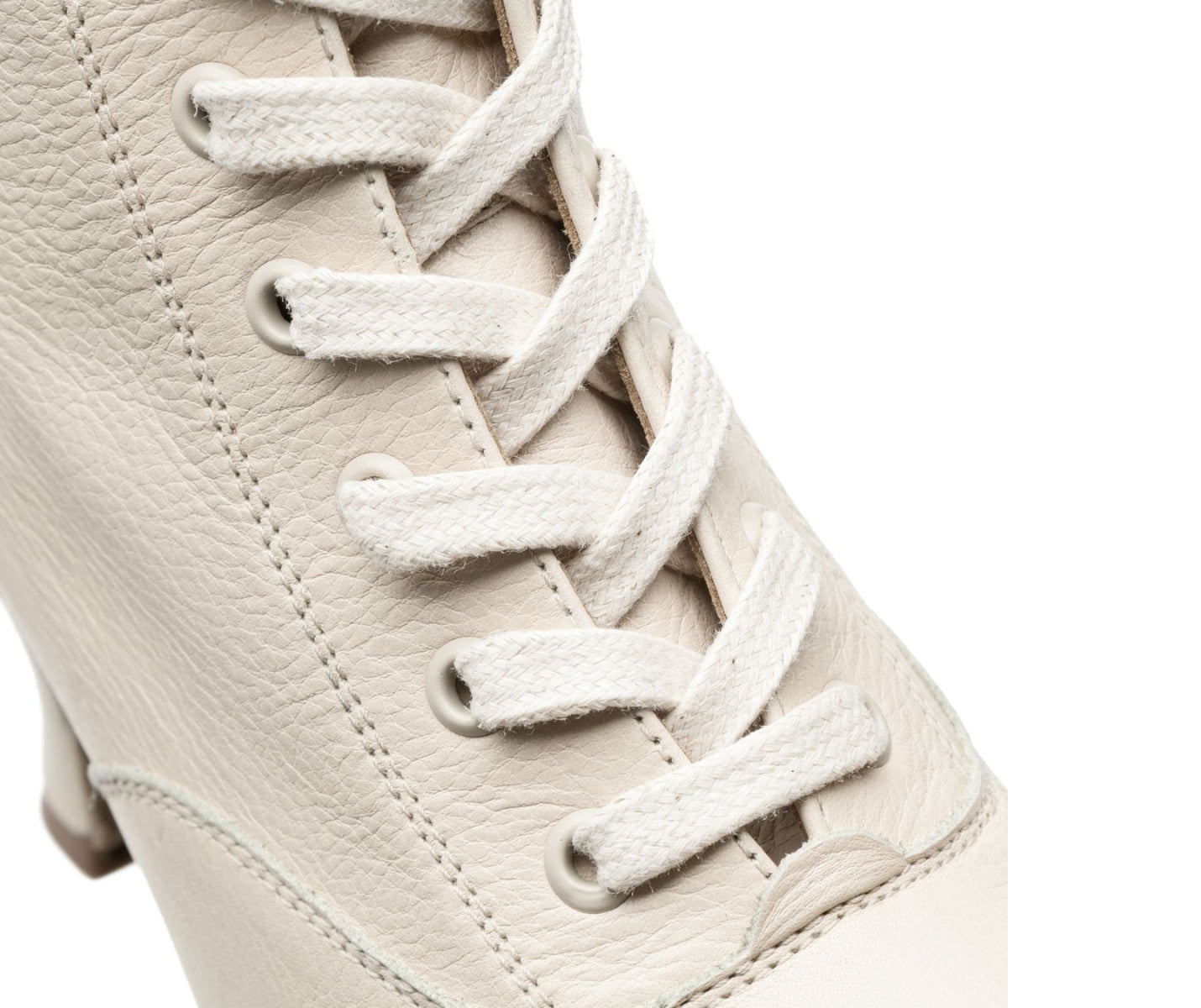 Nahaufnahme des Tanzstiefels 2317 Betty in Beige von Rumpf mit weißen Lederschnürsenkeln, die Textur und Nähte betonen.