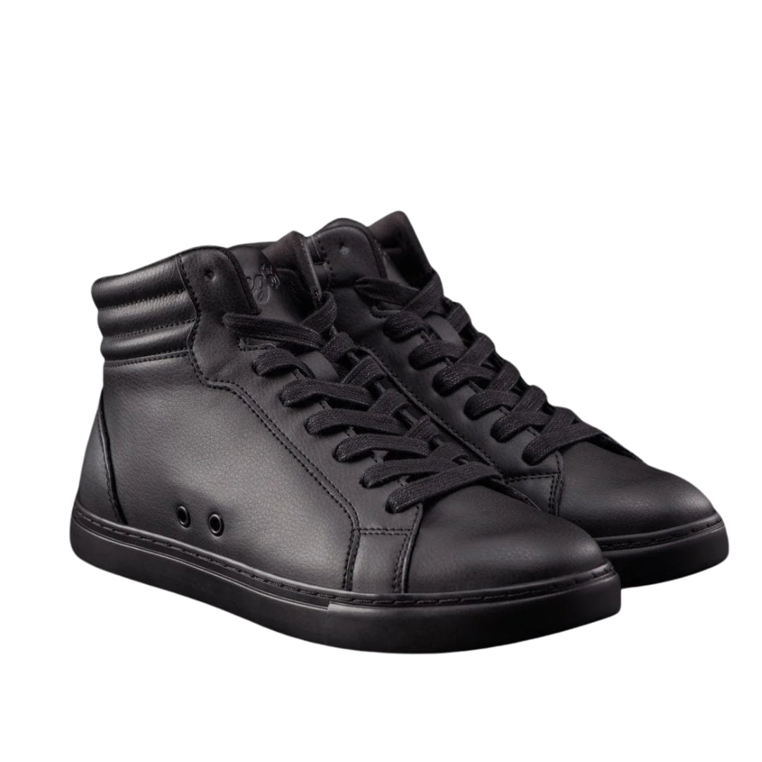 Fuego High-Top Dance Sneaker in Schwarz: Schwarze vegane Sneaker mit Schnürsenkeln und Nähten auf weißem Hintergrund.