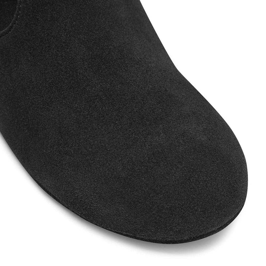 Nahaufnahme der Vorderseite des Rumpf 8855 aus schwarzem Wildleder, die die abgerundete Spitze hervorhebt.