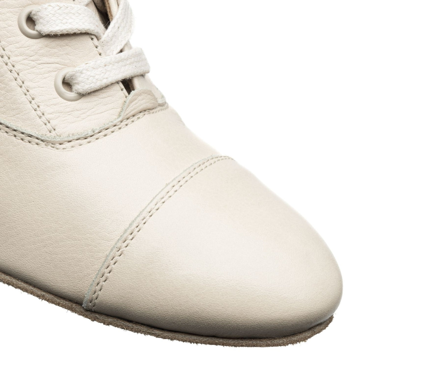 Nahaufnahme des 2317 Betty Tanzstiefels in Beige von Rumpf mit Schnürsenkeln und sichtbaren Nähten.