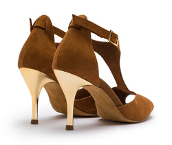 DQ1001 Dancing Queens High Heels aus braunem Wildleder mit Fesselriemchen, von hinten auf weißem Hintergrund gezeigt.