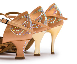 Nahaufnahme der DQ L3M Tanzschuhe in Flesh mit Strass von Dancing Queens, ideal zum Salsa-Tanzen.