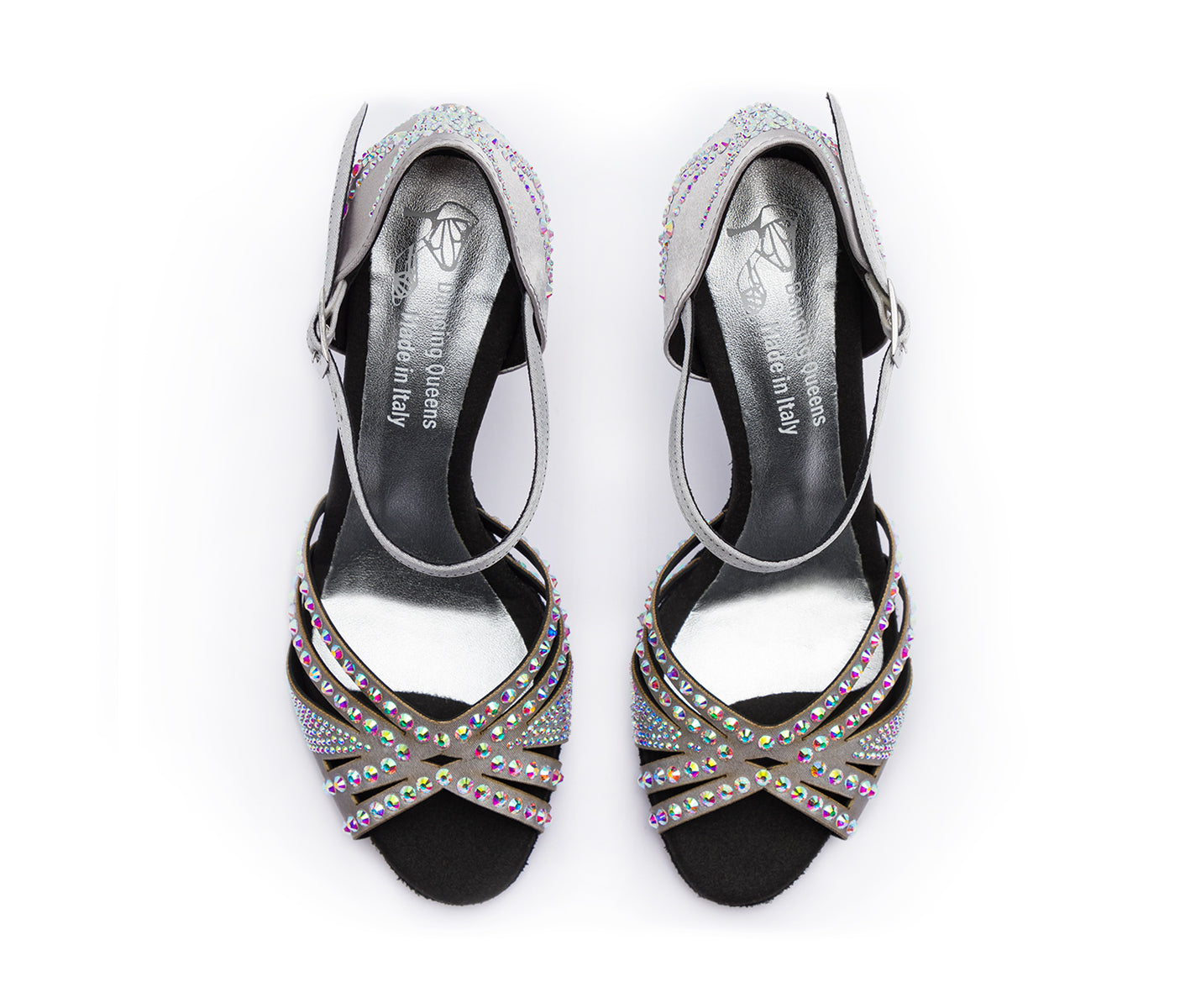 Die DQ L3M Tanzschuhe in Silber mit Strass von Dancing Queens verfügen über überkreuzte Riemen und Strasssteine.