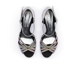 Die DQ L3M Tanzschuhe in Silber mit Strass von Dancing Queens verfügen über überkreuzte Riemen und Strasssteine.