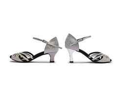 DQ L3M Tanzschuhe von Dancing Queens: silberne Salsa Heels mit Strass und Fesselriemchen, Seitenprofil auf weiß.