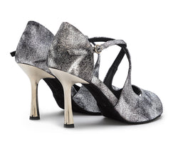 Orion Tanzschuhe in Silber von Dancing Queens: High Heels mit Strukturmuster und gekreuzten Fesselriemchen, Rückansicht.