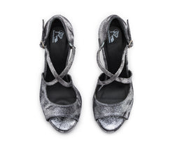 Draufsicht der Orion-Tanzschuhe in Silber von Dancing Queens mit bequemem Riemchendesign mit offener Spitze auf weißem Hintergrund.