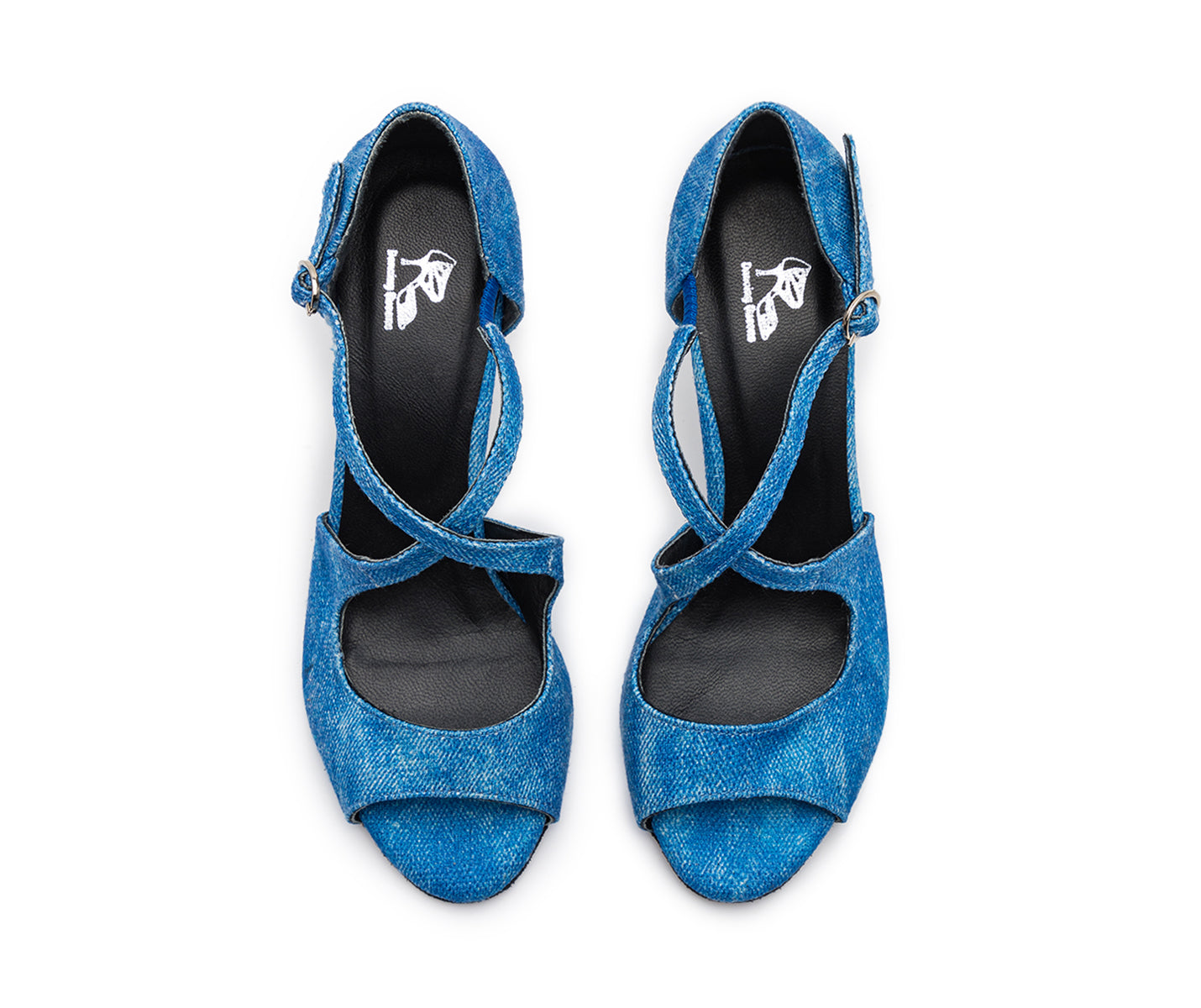 Draufsicht auf Orion Tanzschuhe in Blau Jeans von Dancing Queens, offene Sandalen mit Fesselriemchen auf Weiß.