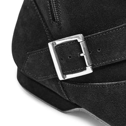 Nahaufnahme von Rumpfs 8855 niedrigen West Coast Swing Stiefeln in Schwarz mit silberner Schnalle und sichtbaren Nähten.