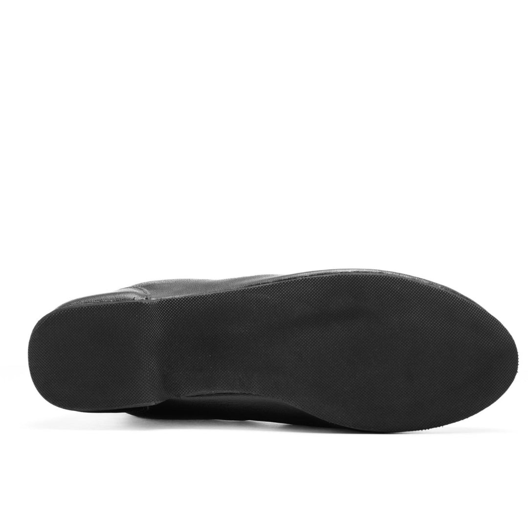 Die Sohle des schwarzen Gardestiefels 4120 HIT I von Rumpf, Strukturmuster, von unten auf weißem Hintergrund gesehen.