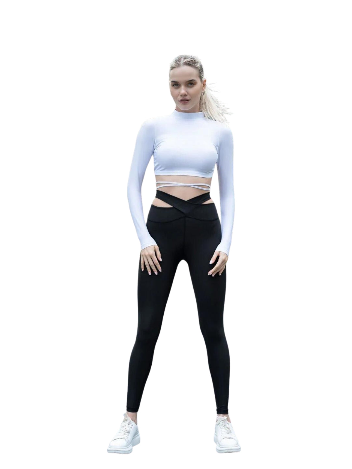 Eine Person in einem weißen bauchfreien Top und Lisminas 814 Extra High Waist Leggings steht selbstbewusst in weißen Turnschuhen auf einem schlichten Hintergrund.