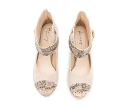 Draufsicht der Alioth Tanzschuhe in Beige von Dancing Queens mit strukturierten Riemen, spitzen Zehen und einer flexiblen Wildledersohle.