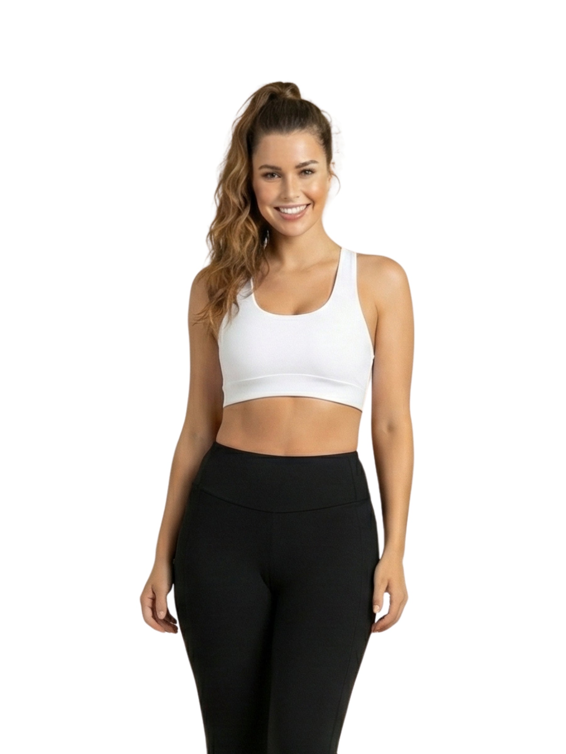 Frau trägt Lismina 397 Bron Sport Bra in Weiß mit schwarzer Leggings und lächelt vor weißem Hintergrund.