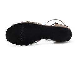 Unteransicht der flachen Tanzschuhe Dancing Queens DQ02 aus grauem Wildleder mit schwarzen Sohlen, Riemen und Absatz.