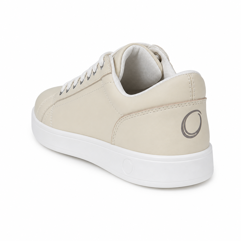 SMOVE Accent Dance Sneaker Cream für Damen von Dancing Queens, weiße Sohle, Circular-Logo an der Ferse sichtbar.