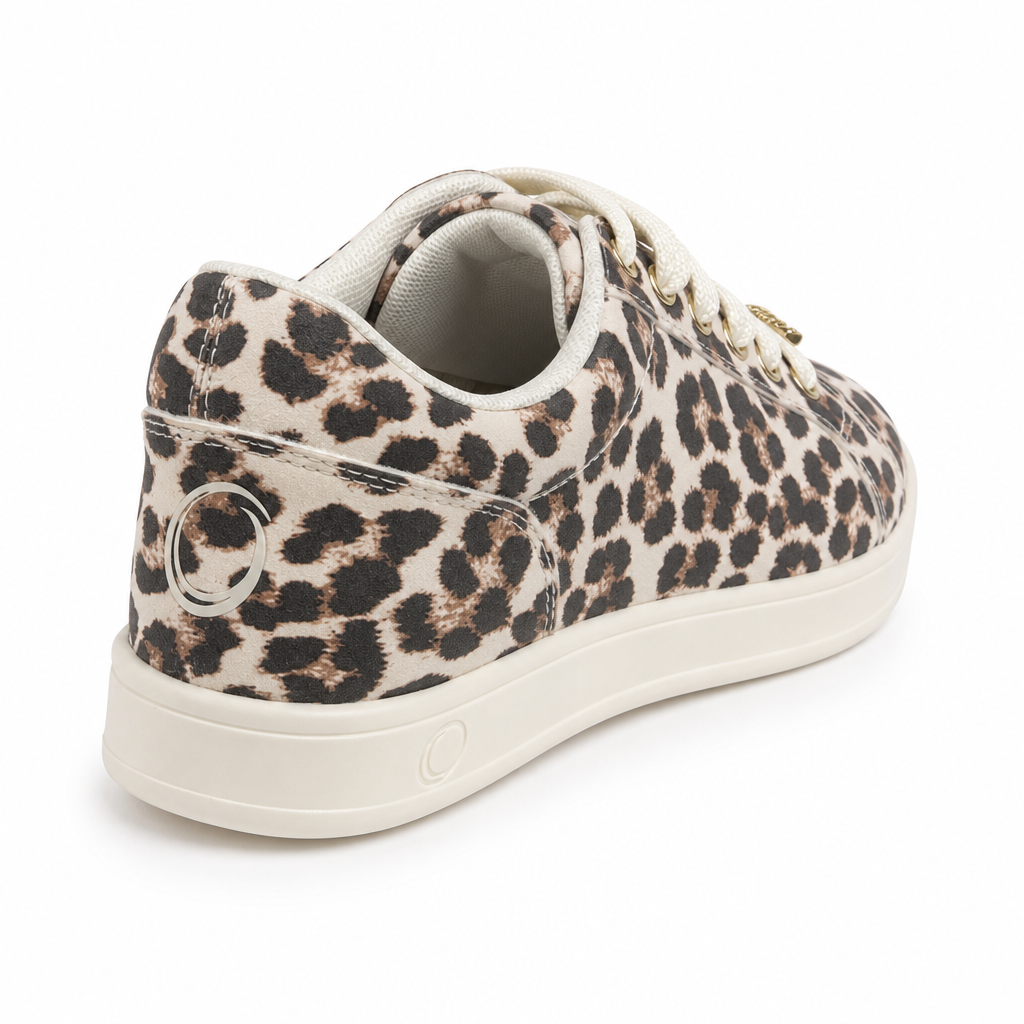 Dancing Queens SMOVE Accent Dance Sneaker in Leo für Damen, mit weißen Schnürsenkeln und Sohle.