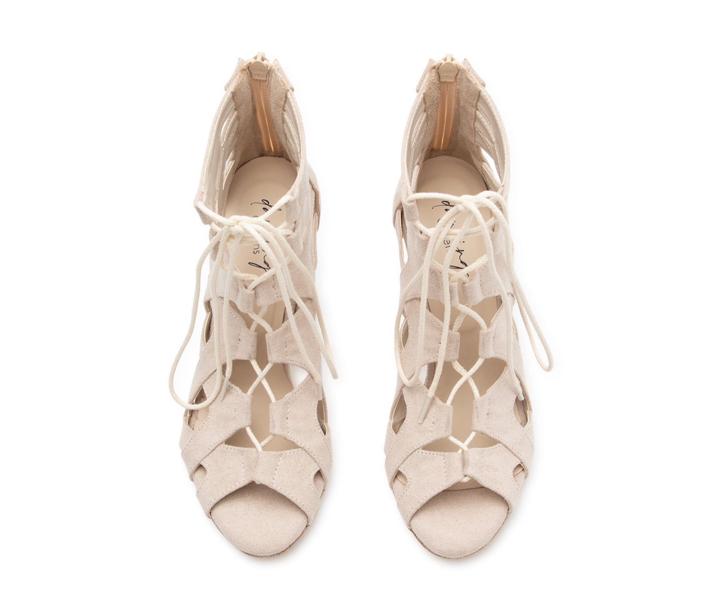 Ein Paar Dancing Queens Andromeda Tanzschuhe in Beige, mit Schnürung und offenen Absätzen, von oben auf Weiß.