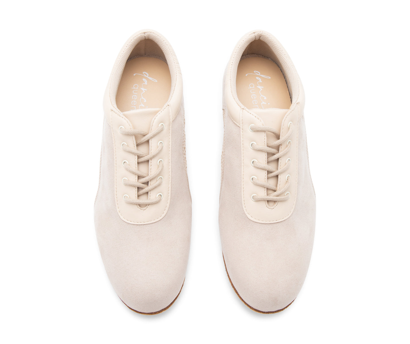 Ein Paar Balance Trainer-Tanzschuhe aus beigem Wildleder von Dancing Queens, von oben gesehen auf weißem Hintergrund.
