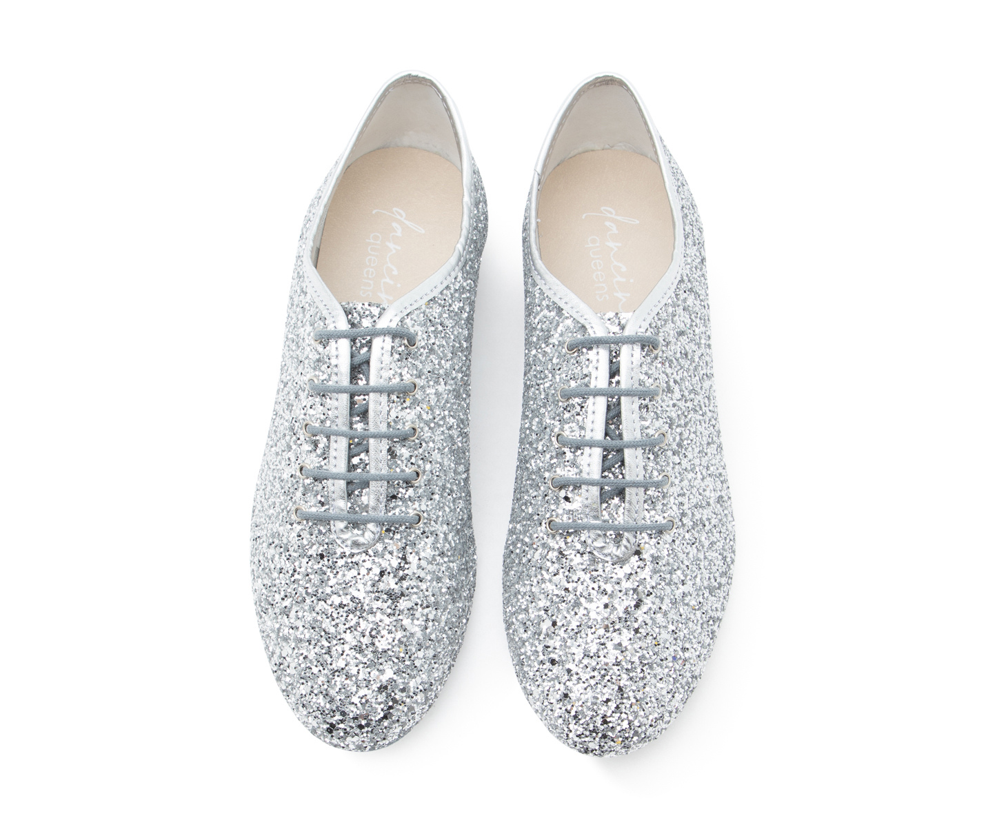 Ein Paar Flow Tanzschuhe in Silber Glitter von Dancing Queens mit flexibler Wildledersohle auf weißem Hintergrund.