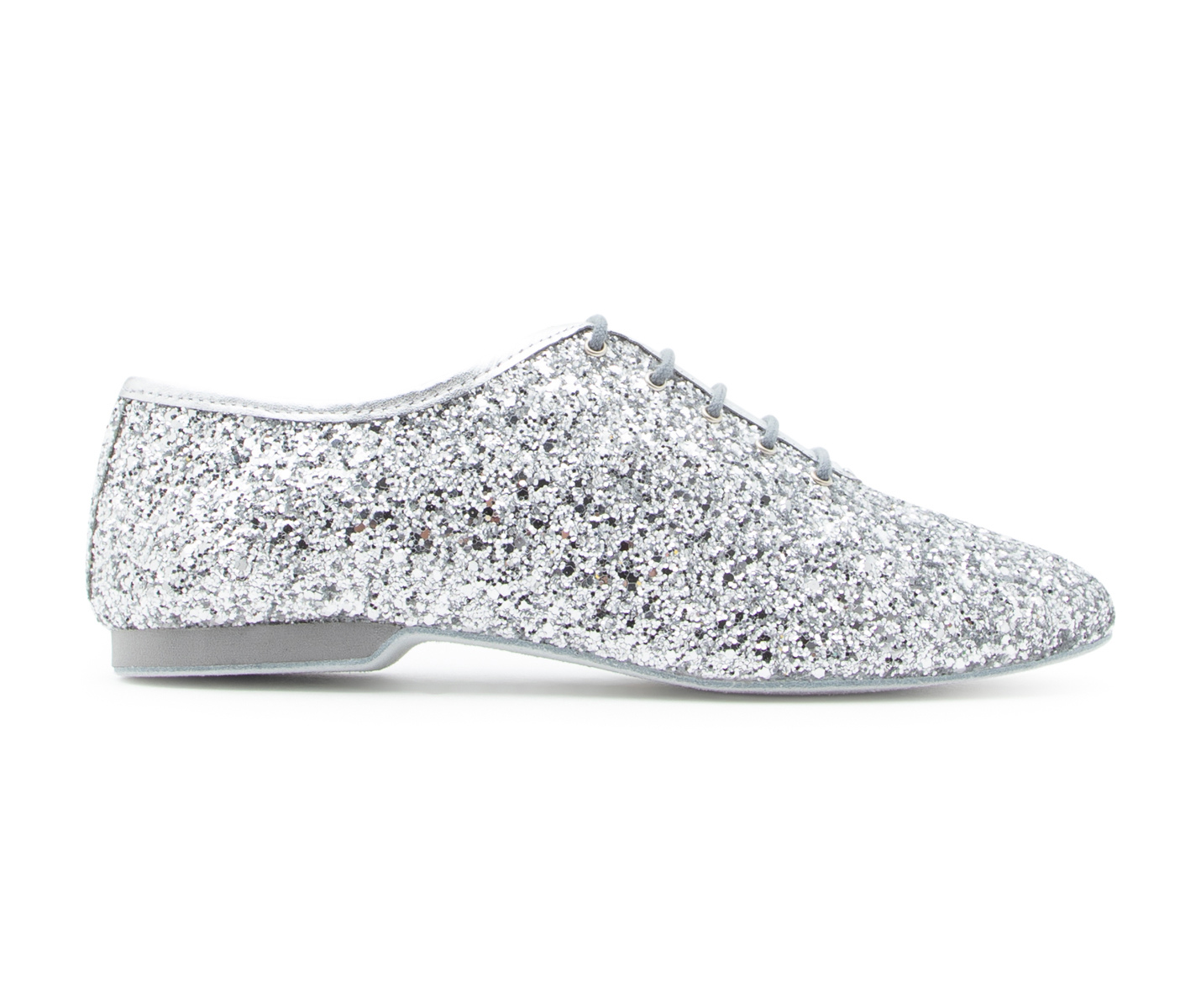 Flow Tanzschuhe in Silber Glitter von Dancing Queens mit flexibler Wildledersohle, niedrigem Absatz, Schnürung, Seitenansicht.