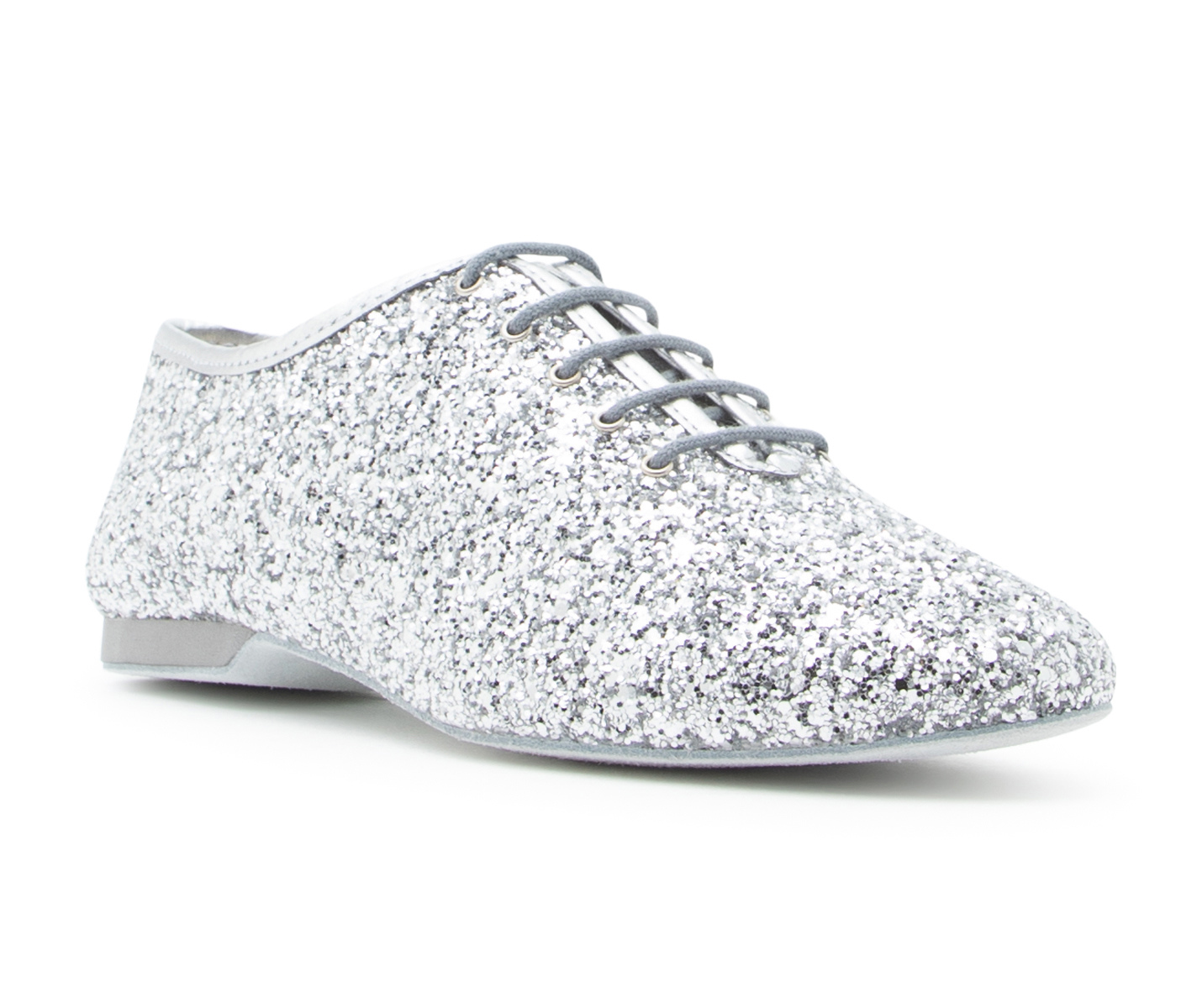 Flow Tanzschuhe in Silber Glitter von Dancing Queens mit niedrigem Absatz, flexible Wildledersohle auf weißem Hintergrund.