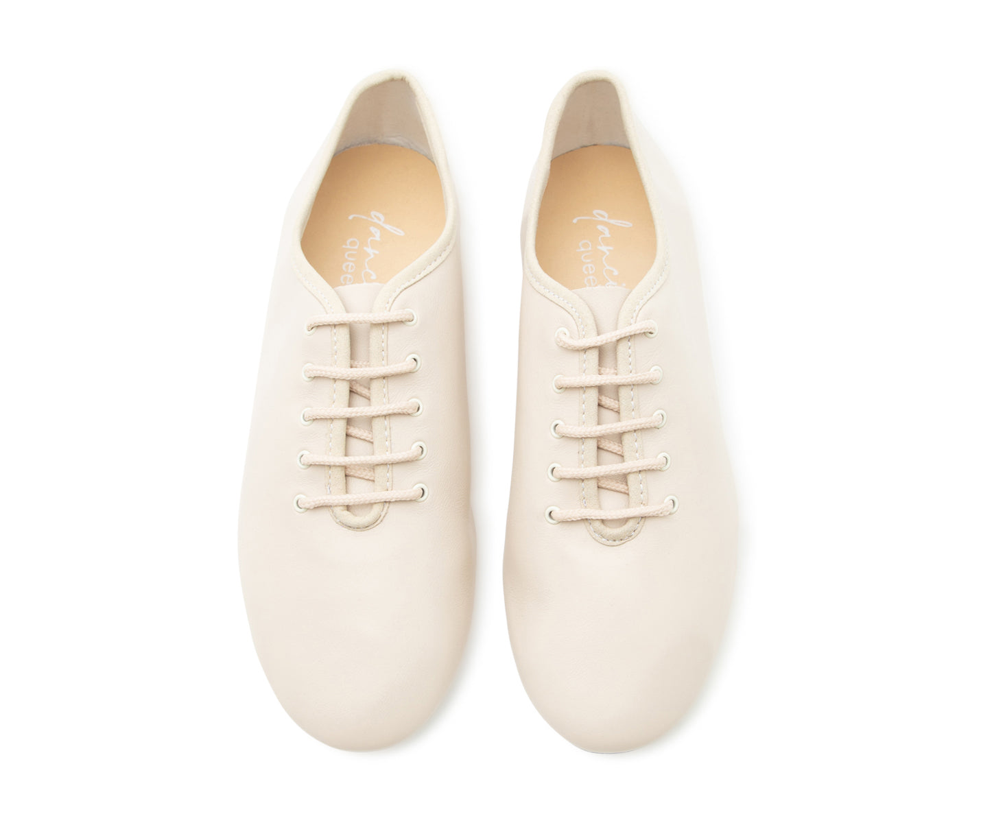Ein Paar Flow Tanzschuhe in Beige von Dancing Queens, flach, auf weißem Hintergrund von oben fotografiert.