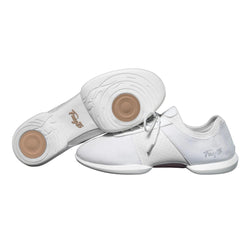 Bei den Fuego Dance Sneakers Split Sole in Weiss ist die stoßdämpfende Innensohle zu sehen; ein Schuh steht aufrecht, der andere liegt auf der Seite.