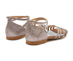 DQ02 flache Tanzschuhe in Multiglitter von Dancing Queens, mit Fesselriemchen, von hinten und von der Seite gesehen.