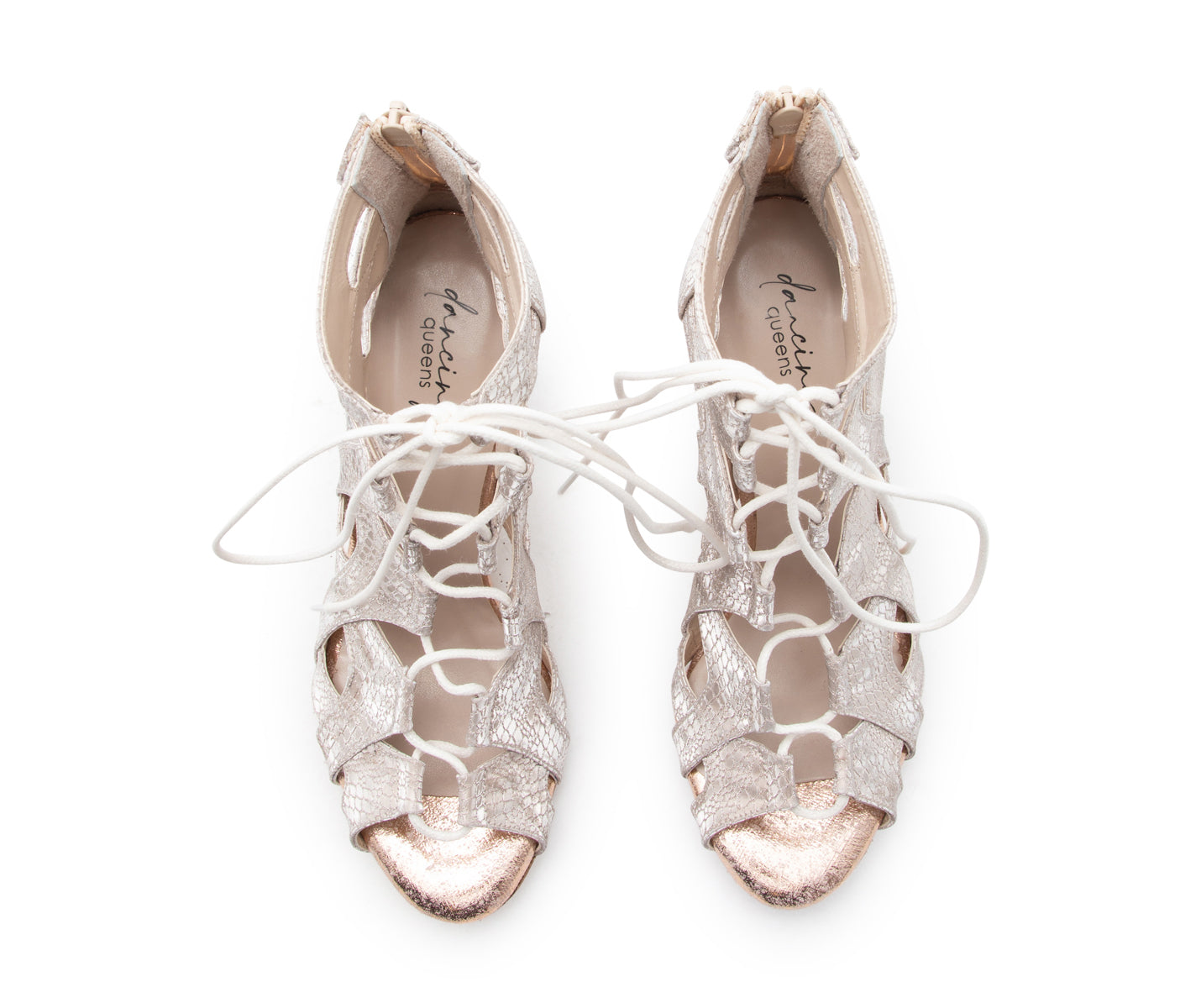 Draufsicht auf Dancing Queens Magnet Core Tanzschuhe in Rosé Gold Wildleder mit weißen Schnürsenkeln auf weißem Hintergrund.