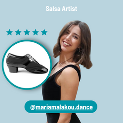 Lächelnde Frau mit kurzen Haaren, fünf Sterne; Salsa-Künstlerin @mariamalakou.dance in PD013 PRO von Portdance.
