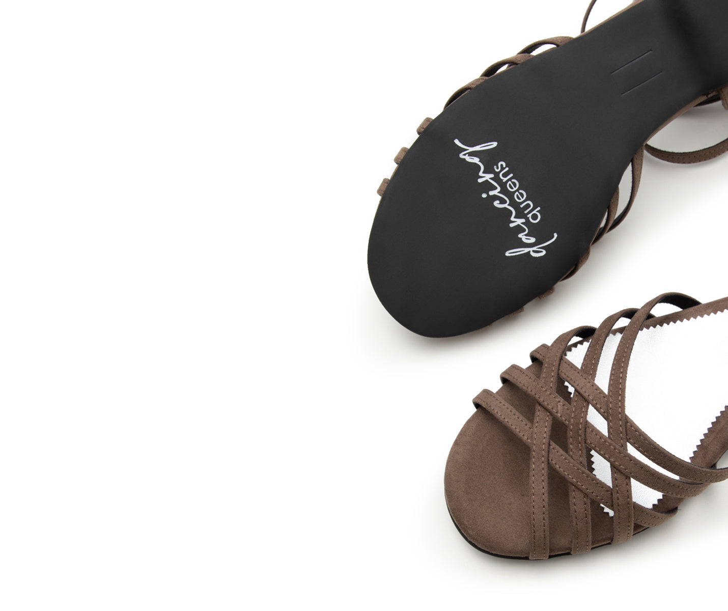 Ein Paar graue DQ02 Dancing Queens flache Tanzschuhe aus Wildleder, eine Sohle mit weißem Logo, auf weißem Hintergrund.