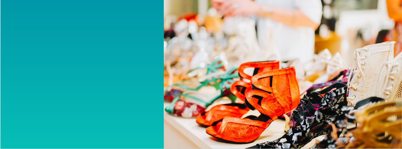 Eine Ausstellung bunter Stöckelschuhe auf einem Tisch mit unscharfem Hintergrund.