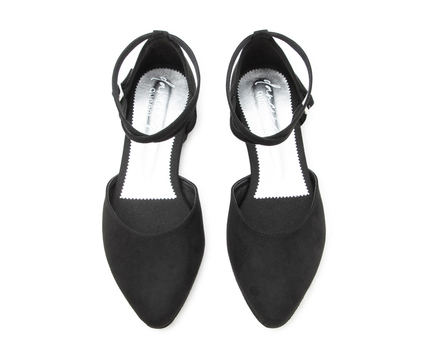 Ein Paar Dancing Queens Poise Desire Tanzschuhe in Schwarz Wildleder mit Fesselriemen auf weißem Hintergrund.