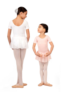 Zwei junge Ballerinas im weiß-rosafarbenen Rumpf R3040 RUMPF TRIKOT MIT RÖCKCHEN vor weißem Hintergrund.