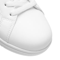 Nahaufnahme des Rumpf 1533 LA Dance Sneaker in Weiss mit makellosen Schnürsenkeln auf weißem Hintergrund.