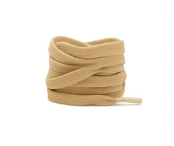 Ein beiger Dancing Queens Schnürsenkel in Beige, sauber auf weiß gewickelt, ideal für Smove Leder Sneaker.