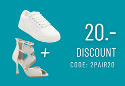 Weiße Sneaker und silberne High Heels auf Petrol, Text: „20.- RABATTCODE: 2PAIR20“.