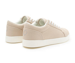 Der Dancing Queens SMOVE Dance Sneaker in Beige mit weißer PU-Sohle und Schnürsenkeln ist leicht nach links geneigt.