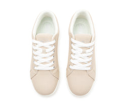 Draufsicht des SMOVE Dance Sneaker in Beige von Dancing Queens mit weißen Schnürsenkeln und PU-Sohle auf weißem Hintergrund.