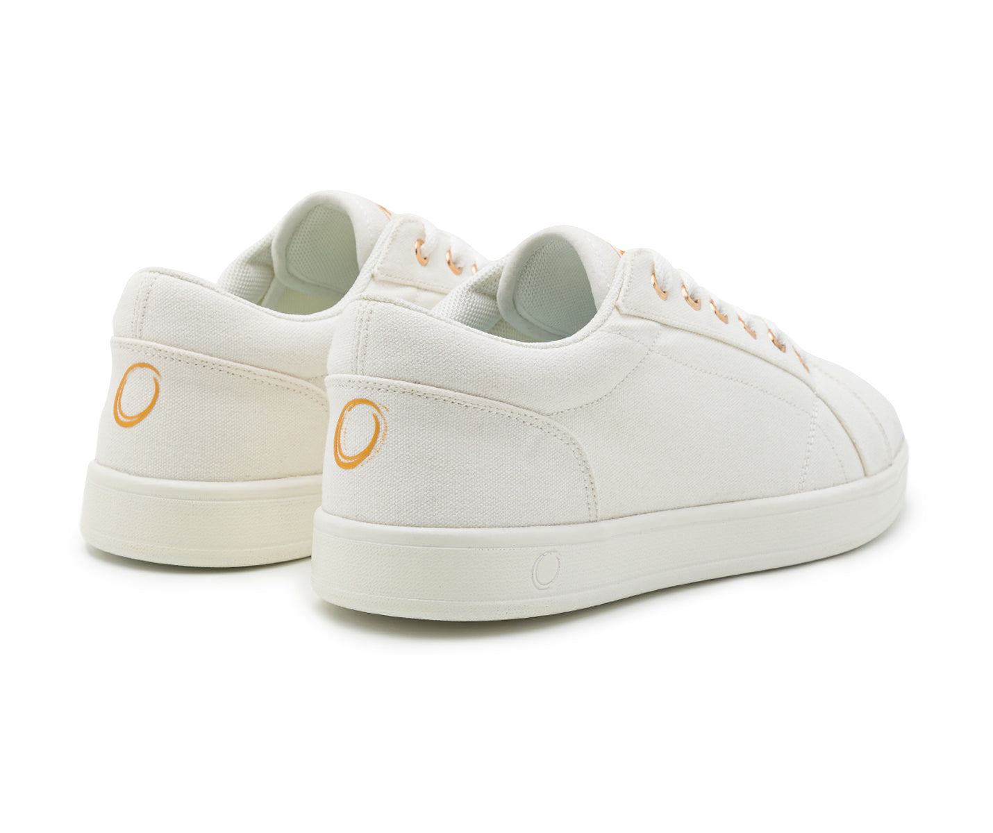 Paar SMOVE Dance Sneaker in Weiss von Dancing Queens, von hinten auf weißem Hintergrund betrachtet.