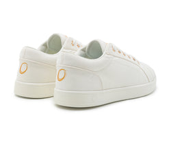 Paar SMOVE Dance Sneaker in Weiss von Dancing Queens, von hinten auf weißem Hintergrund betrachtet.