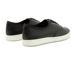Schwarze SMOVE Dance Sneakers aus schwarzem Leder von Dancing Queens, von hinten und von der Seite betrachtet mit weißen Sohlen.
