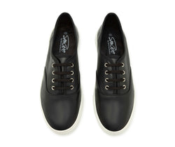 Draufsicht des SMOVE Dance Sneaker von Dancing Queens aus schwarzem Leder mit weißen Sohlen und Schnürsenkeln auf weißem Hintergrund.