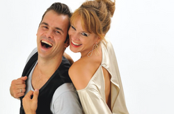 Ein Paar in stilvoller Kleidung posiert spielerisch und präsentiert die 30 Tage Social Dancing Academy von ConnyDado.