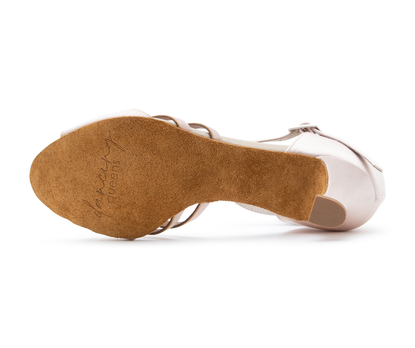 Die Sparkle Elegance Tanzschuhe von Dancing Queens in Nude Rosé Satin zeigen eine hellbraune Wildledersohle mit Branding.