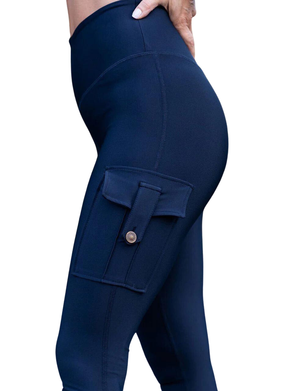 Individual in Lismina 1141 High Waist Leggings, Navy Blau, Seitentasche, Hand auf der Hüfte.