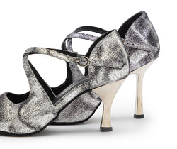 Orion Tanzschuhe in Silber von Dancing Queens, mit gekreuzten Riemchen und einem strukturierten Metallic-Finish.