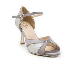 Elegante Carina Tanzschuhe von Dancing Queens in Silber mit Fesselriemchen und Peep-Toe-Design.