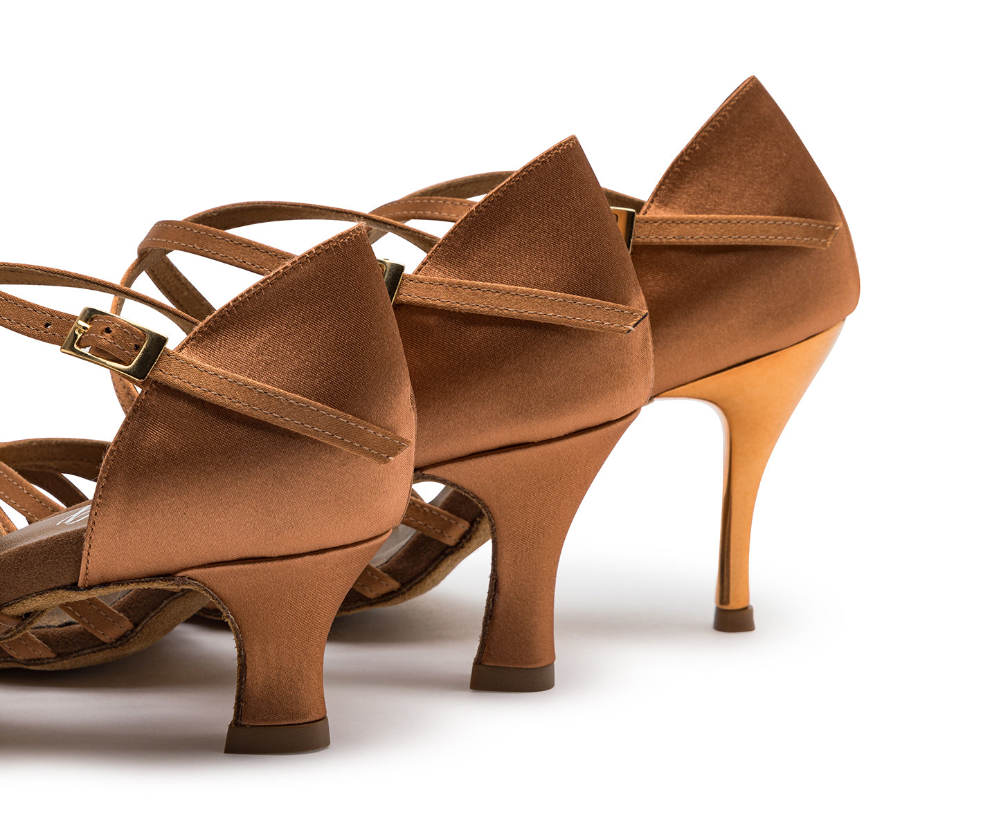 205 Tanzschuhe von Dancing Queens: Satinbraune High Heels mit Fesselriemchen und gekreuztem Riemchendesign auf Weiß.